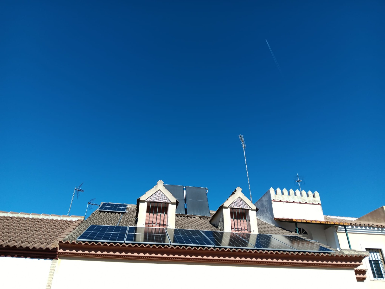 Instalación de Placas Solares Fotovoltaicas y Térmicas en Bollullos de la Mitación