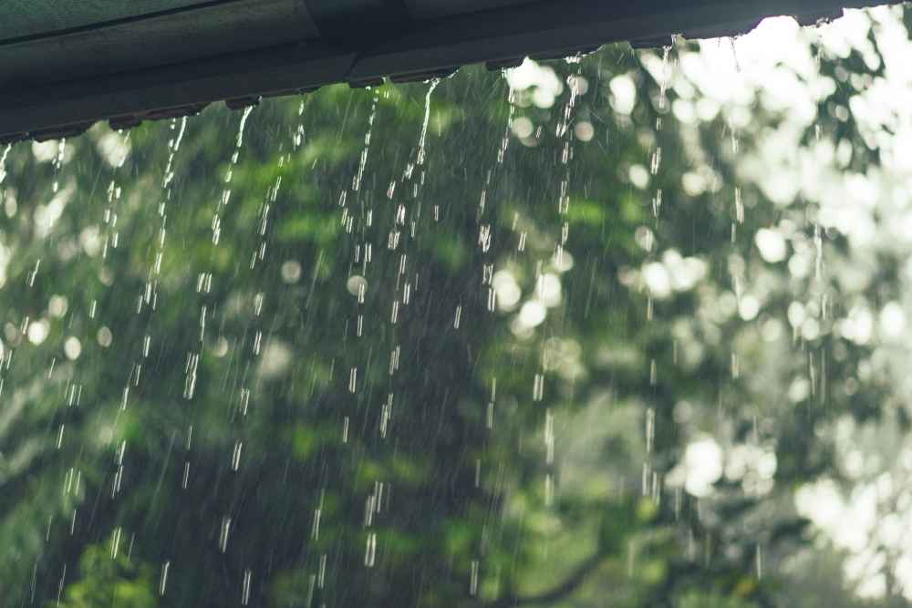 cuánta energia genera un panel solar con lluvia